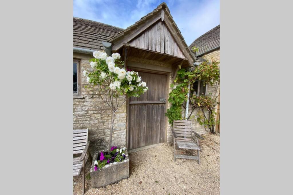 The Old Manor Coach House Apartment Cirencester Exterior photo